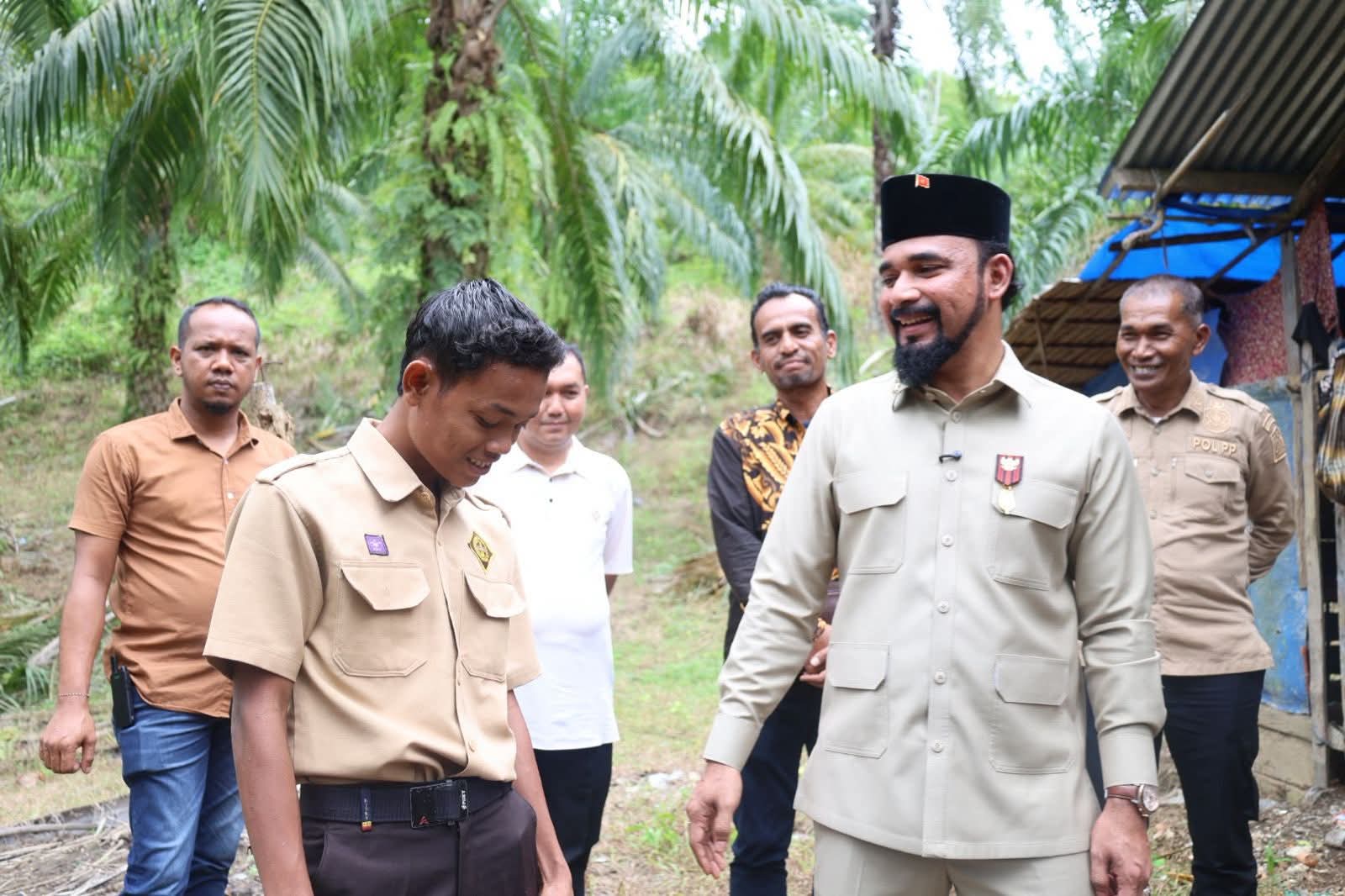 Tinggal Dirumah Anyaman Bambu, Harapan Muhammad Disapa Bupati Al- Farlaky