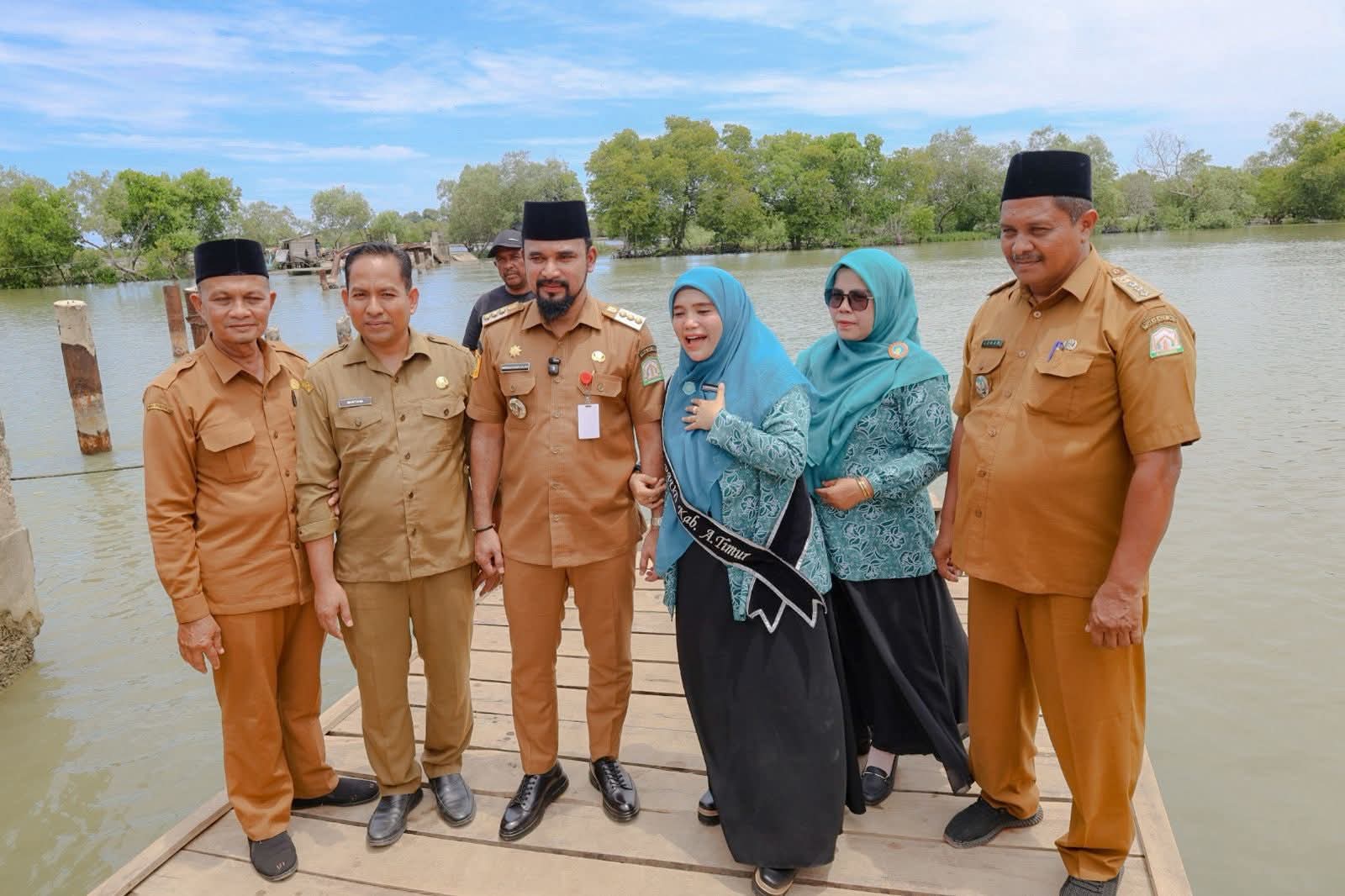 Bupati Al-Farlaky Tinjau dan Rencanakan Pembangunan Jembatan Naleung