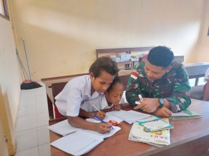 Dukung Program Pemerintah dan Cerdaskan Anak-Anak Papua, Satgas Pamtas Kewilayahan Yonif 410/ALG Menjadi Gadik di SD Inpres 119 Tahota