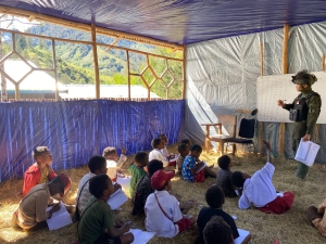 Di Ujung Dunia, Seorang Prajurit dan Ajaibnya Huruf-Huruf, Serda jendri Ukir Senyum Masa Depan di SD Mayuberi