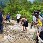 Jum’at Bersih, Personel Polsek Simpang Jernih Gotong Royong Bersama Warga