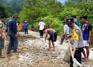Jum’at Bersih, Personel Polsek Simpang Jernih Gotong Royong Bersama Warga