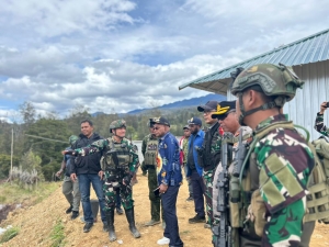 Bupati Puncak Kunjungi Prajurit Satgas Yonif 700/Wyc di Titik Kuat Bendungan, Sinergi Semakin Kuat untuk Membangun Tanah Papua