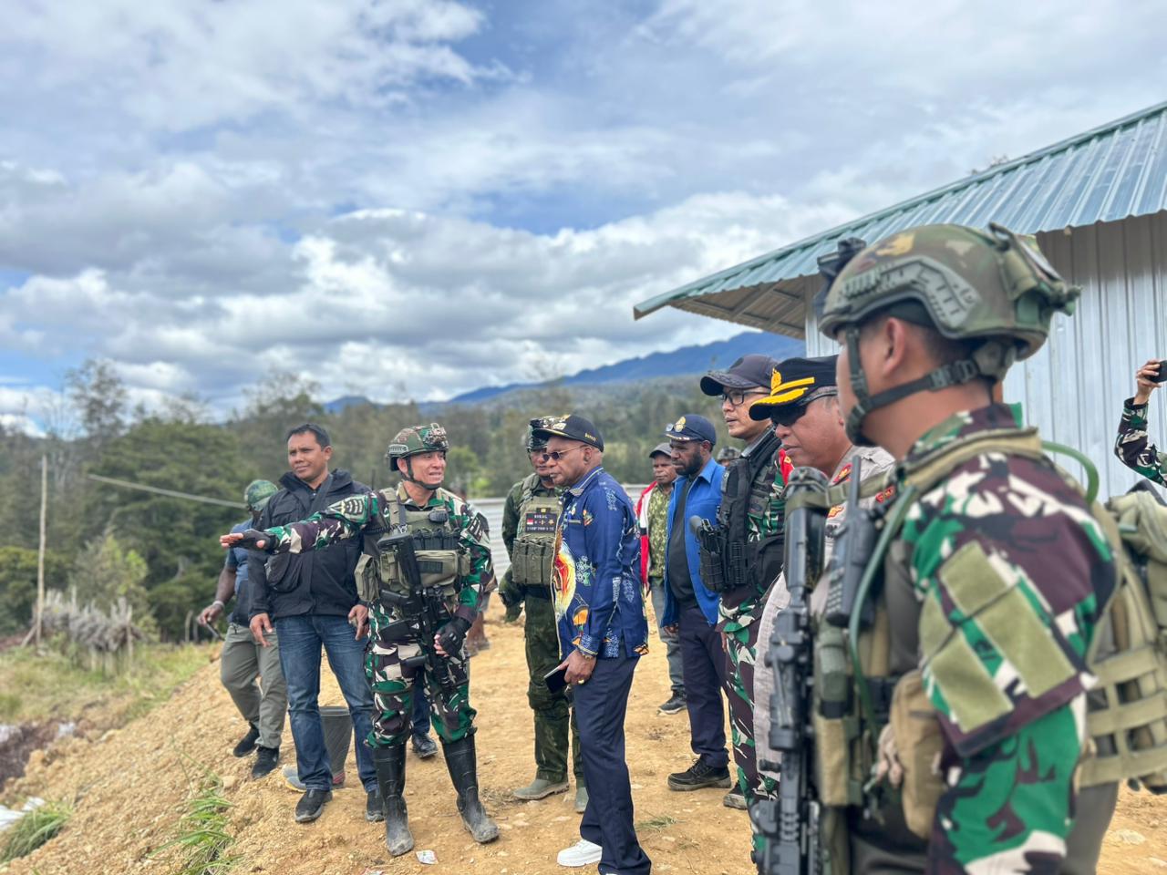 Bupati Puncak Kunjungi Prajurit Satgas Yonif 700/Wyc di Titik Kuat Bendungan, Sinergi Semakin Kuat untuk Membangun Tanah Papua