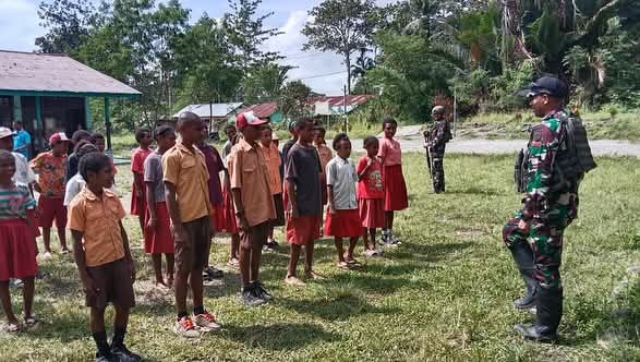 Tumbuhkan Jiwa Nasionalisme dan Cinta Tanah Air, Satgas Pamtas RI-PNG Statis Yonif 643/Wns Latihkan SD Inpres Baris-Berbaris dalam Rangka Upacara Bendera
