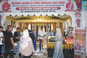 Stand Dekranasda Aceh Timur Dilirik Pengunjung MTQ Aceh di Pidie Jaya
