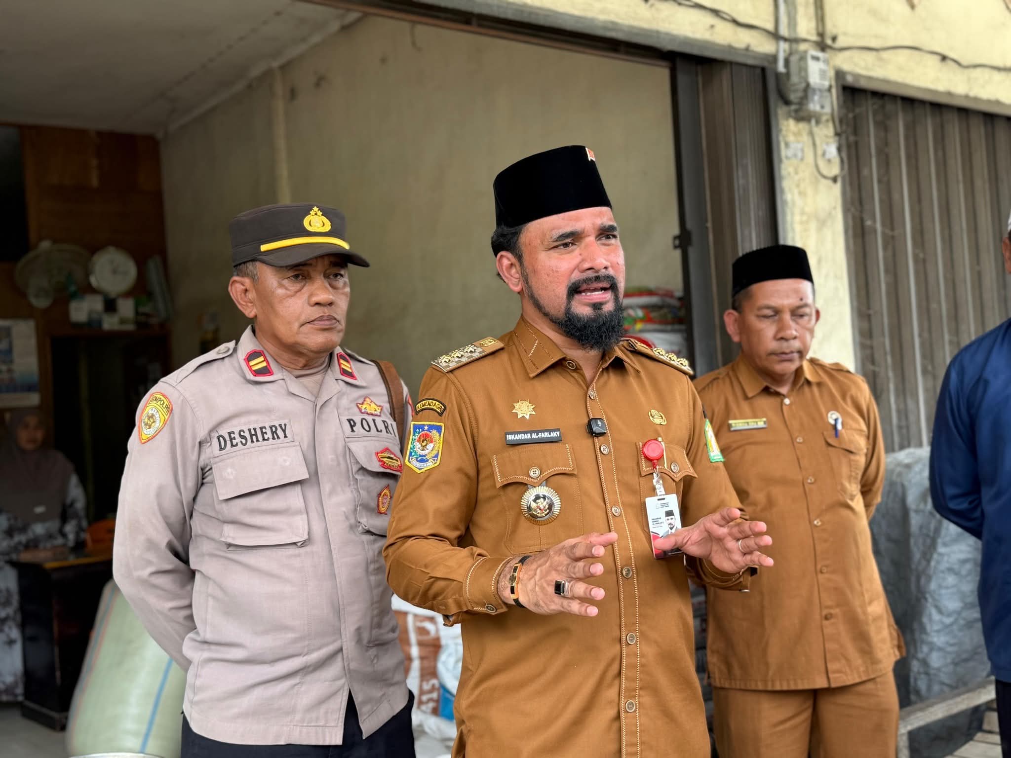 Bupati Al-Farlaky Sidak Depot Pupuk Tegaskan Penjualan Harus Sesuai HET