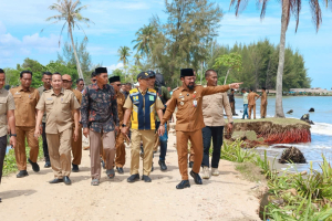 Bupati Al- Farlaky Tinjau Abrasi Pantai Pelangi, Rencanakan Pemasangan Batu Pemecah Ombak