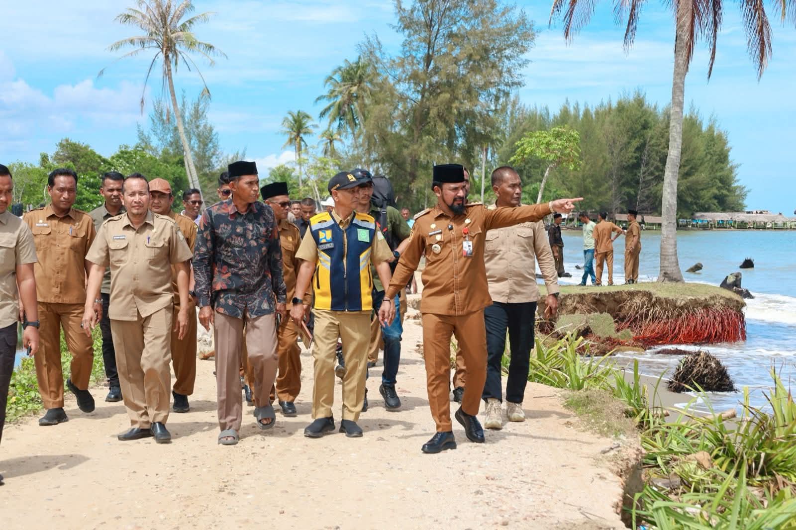 Bupati Al- Farlaky Tinjau Abrasi Pantai Pelangi, Rencanakan Pemasangan Batu Pemecah Ombak