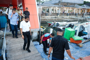 Mualem Panen Lobster di Keramba Nelayan Ulee Lheue