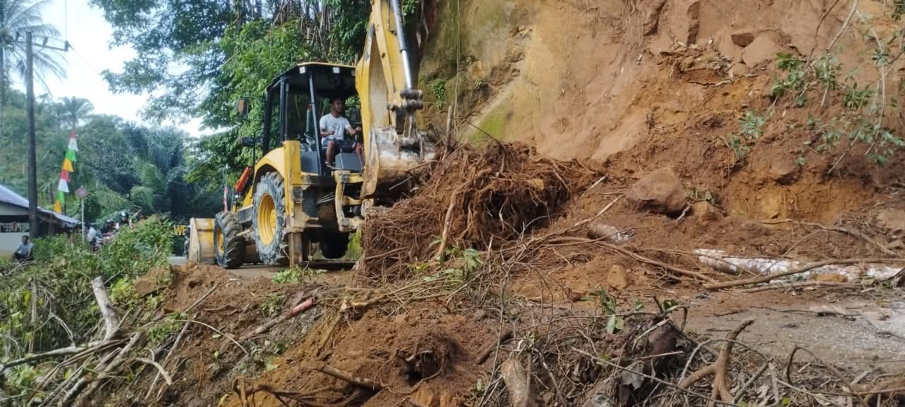 Bupati Al-Farlaky Kerahkan Alat Berat Bantu Tangani Longsor di Pedalaman Birem Bayeun