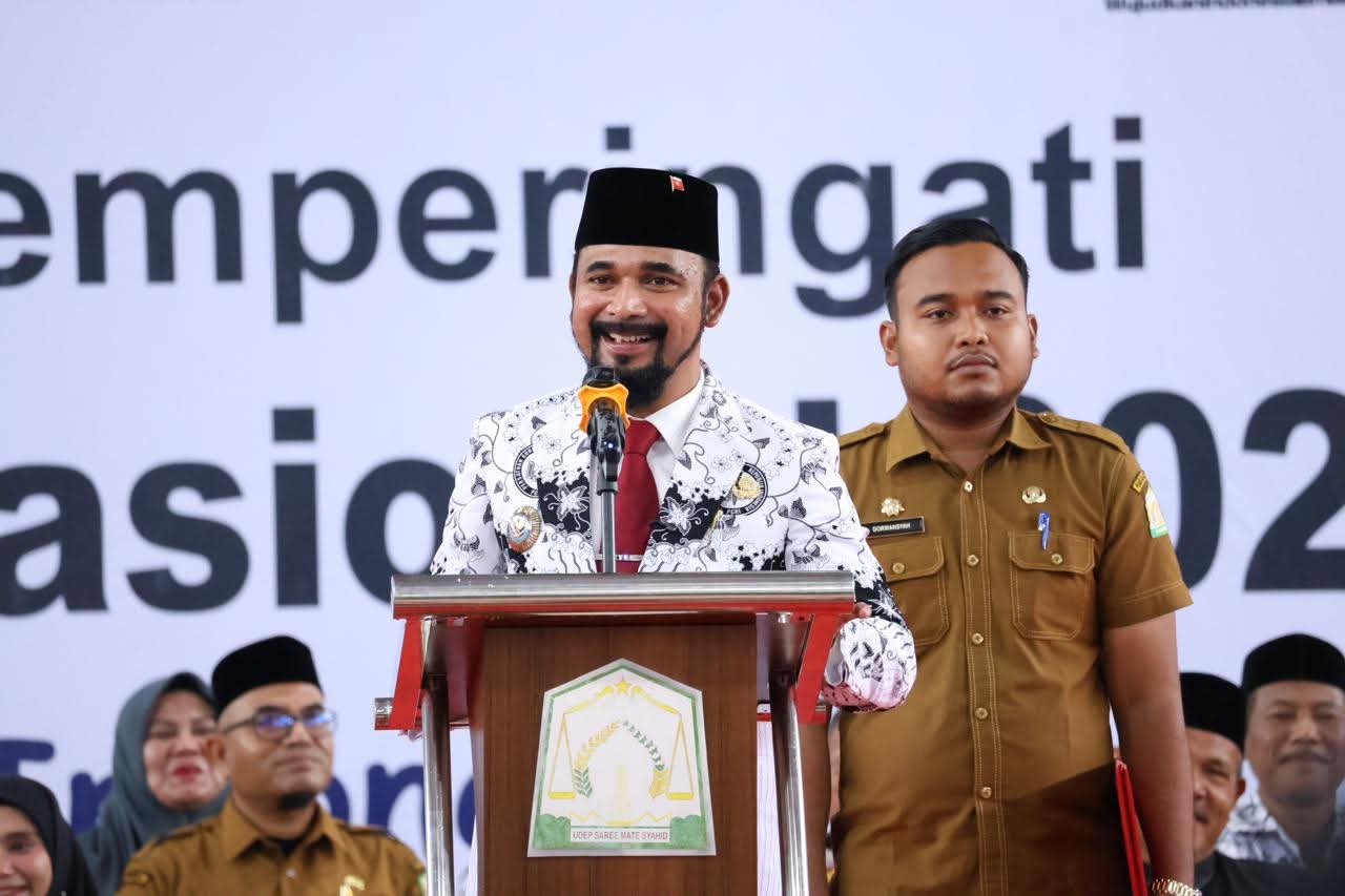 Peringatan Hari Guru Nasional di Aceh Timur Khidmat, 10 Guru Hebat Terima Penghargaan