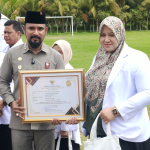 Dokter Di RSUD Zubir Mahmud Terima Penghargaan Nakes Teladan Dari Bupati Al-Farlaky