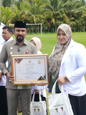 Dokter Di RSUD Zubir Mahmud Terima Penghargaan Nakes Teladan Dari Bupati Al-Farlaky