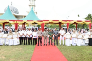 Bupati Al-Farlaky Beri Reward 15 ASN Tenaga Kesehatan Kabupaten Aceh Timur