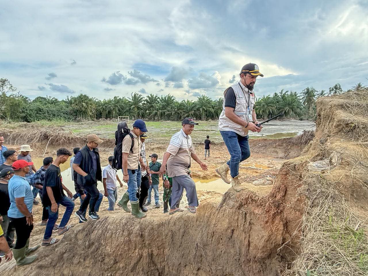 Bupati Al-Farlaky Lewati Jalan Longsor Salurkan Bantuan ke Warga
