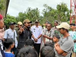 Bupati Al-Farlaky Disambut Hangat Para Pengungsi di Dua kecamatan 