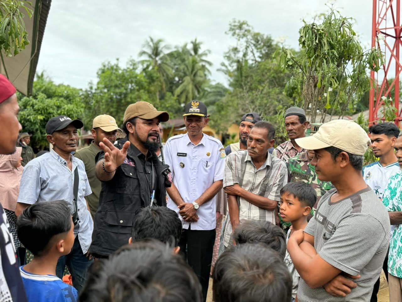Bupati Al-Farlaky Disambut Hangat Para Pengungsi di Dua kecamatan 