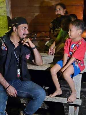 Bupati Al-Farlaky dan Senyum Anak Pengungsi