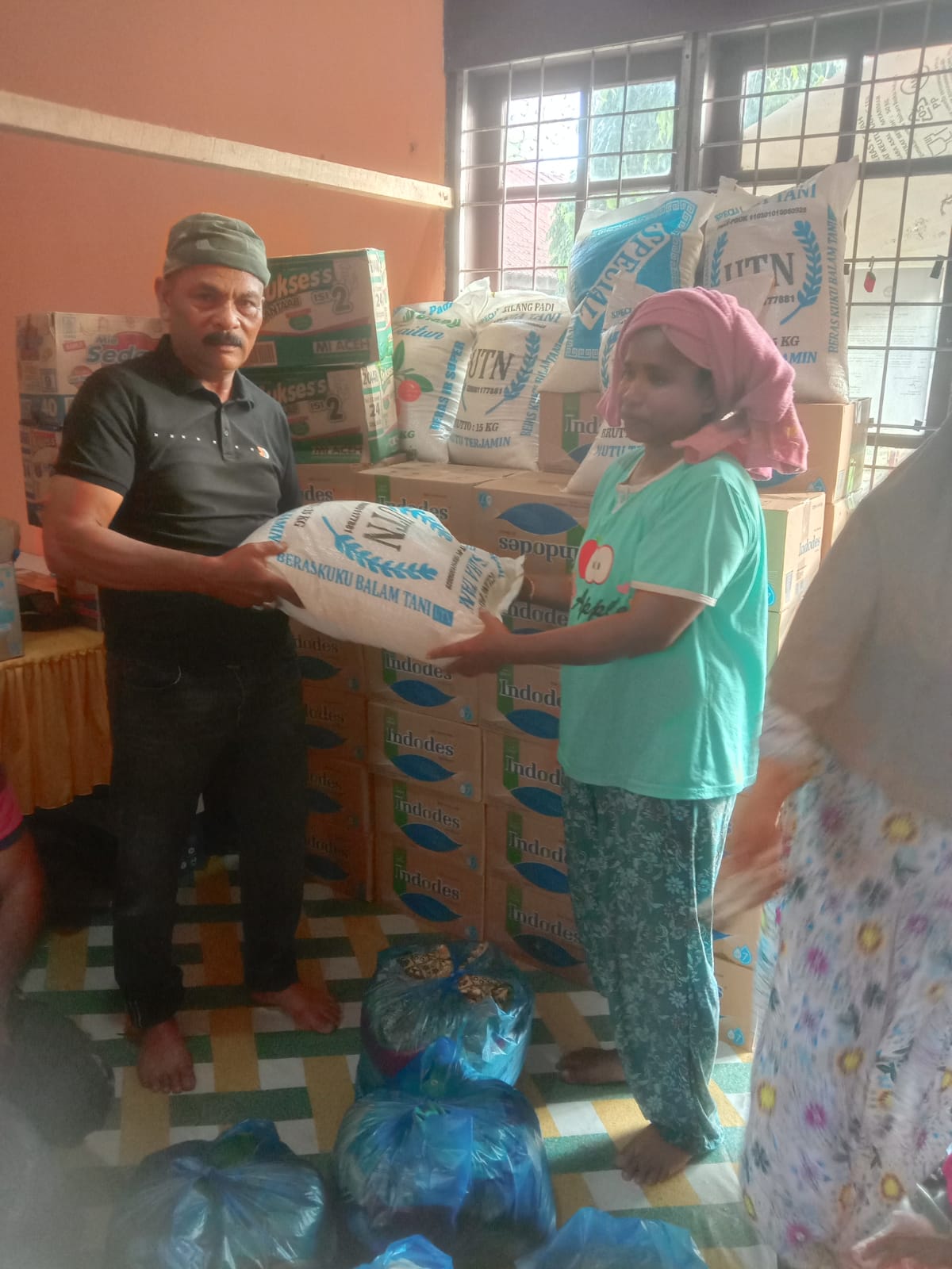 Kepala Sekolah SMPN 2 Julok Nurdin Menyalurkan Bantuan Kepada Siswa – Siswinya 