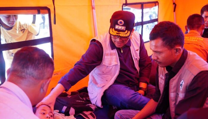 Di Tengah Pemulihan Bencana, Anak-anak Pengungsi Pantan Nangka Jalani Sunat Gratis di Bawah Tenda Oranye BNPB