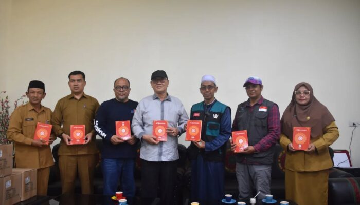 Bupati Ir. H. Tagore Abubakar Terima 100 Wakaf Al-Quran Dari BWA Untuk Masjid Terdampak Bencana Di Bener Meriah