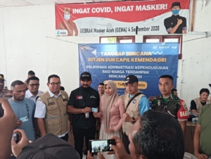 Bupati Al-Farlaky Pantau Perekaman Adminduk Warga Terdampak Bencana di Rantau Peureulak