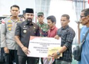 Bupati Al-Farlaky Serahkan Santunan Kemensos kepada Ahli Waris Korban Banjir dan Longsor