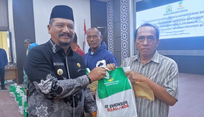 Bupati Armia Fahmi Turut Serahkan Santunan Kematian Korban Bencana Atam bersama Rombongan Mensos RI
