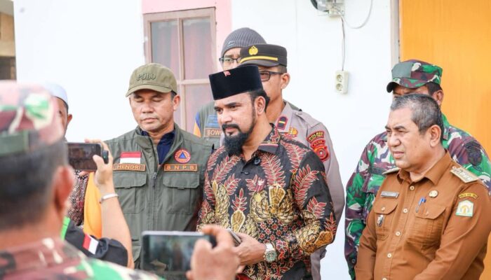 Bupati Al-Farlaky Santuni Anak Yatim dan Tinjau Huntara Banda Alam