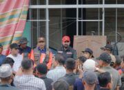 Bupati Al-Farlaky Dialog dengan Warga Pelalu, Soroti Lambannya Progres Huntara