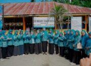 Ketua TP PKK Aceh didampingi Ketua Dharma Wanita Persatuan Aceh Malahayati, mengunjungi SD Negeri Tanah Rata, Gampong Tanah Rata Kecamatan Peureulak