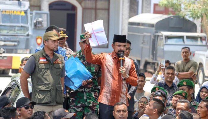 Sambut Pendemo, Bupati Al-Farlaky Jawab Lugas dan Tegas Tuntutan Massa