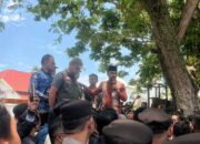 Bupati Al-Farlaky Jelaskan Mekanisme Pencairan Bantuan Korban Banjir Kepada Warga Yang Menggelar Aksi 