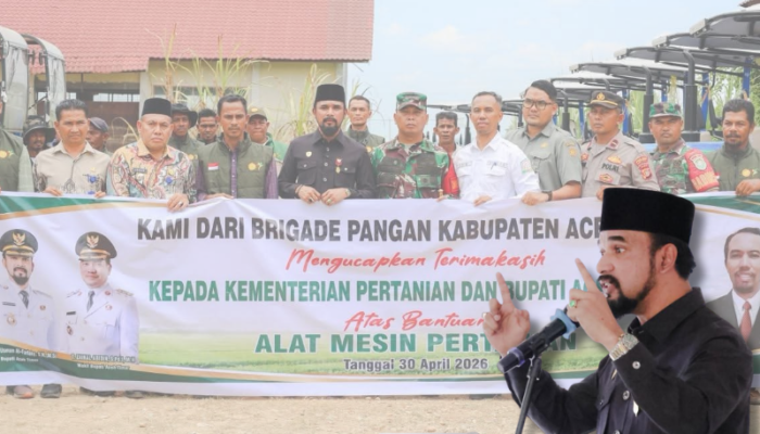 Bupati Al-Farlaky Bagi Alsintan Untuk Brigade Pangan