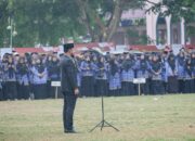 Bupati Al-Farlaky Irup Hardiknas, Pilih Turun Podium Saat Hujan