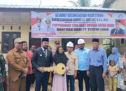 Bupati Al-Farlaky Serahkan Rumah Layak Huni di Julok