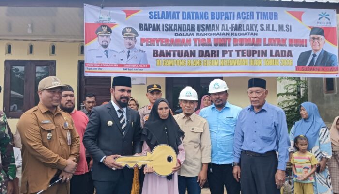 Bupati Al-Farlaky Serahkan Rumah Layak Huni di Julok