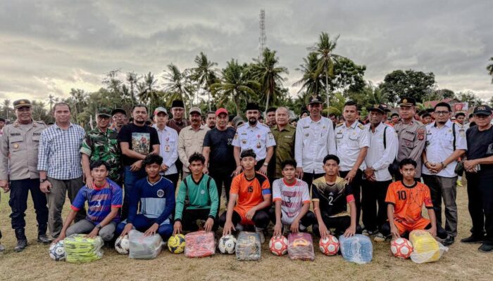 Dukung Bakat Muda, Bupati Al-Farlaky Kick Off Piala Pelajar di Simpang Ulim