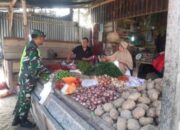 Peduli Inflasi Ekonomi bagi Masyarakat, Babinsa Serma Wakidi Pantau Harga Sembako