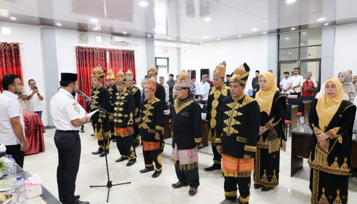 Kukuhkan Pengurus MAA Aceh Timur 2026-2030, Bupati Al-Farlaky Tekankan Pelestarian Adat