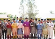 Gunakan Atribut Melayu, Kapolres Aceh Tamiang Hadiri Upacara Hardiknas