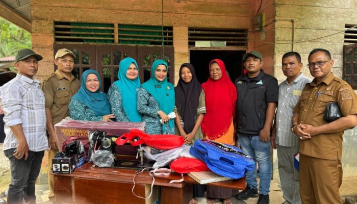 Ketua TP PKK Bantu Mesin Jahit kepada Siswi Kurang Mampu