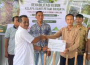 Petani Kelapa Sawit Berkelanjutan Terima Bantuan Stimulan dari FKL, Wabup Hadiri bersama Ny. Linda Ismail