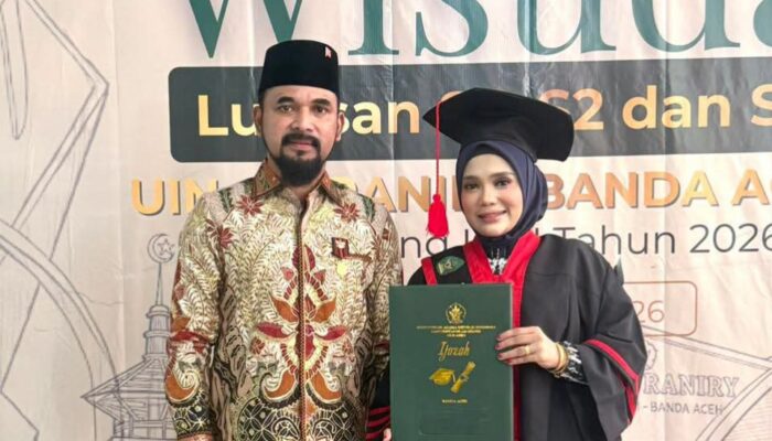 Ny Lismawani, Istri Bupati Al-Farlaky Raih Gelar Doktor