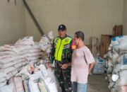 Pastikan Terjaganya Kuota Gabah, Babinsa Serda Oki Sandra Sambang Gudang Gapoktan di Desa Binaan