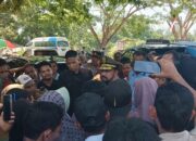 Jumpai Massa di Pusat Pemerintahan, Bupati Al-Farlaky Jelaskan Proses Bantuan Banjir Secara Terbuka