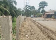 Warga Sorot Pemasangan Tiang Beton Pagar Kawat Duri Pembatas PT SMI di Desa Upah