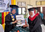 Ketua TP PKK Kabupaten Aceh Timur wisuda 53 lansia di Kecamatan Birem Bayeun Kabupaten Aceh Timur