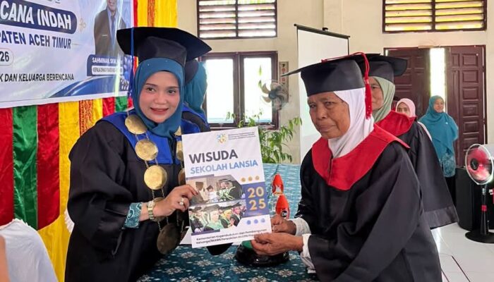 Ketua TP PKK Kabupaten Aceh Timur wisuda 53 lansia di Kecamatan Birem Bayeun Kabupaten Aceh Timur
